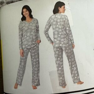 Nautica Gray and White silky stretch fleece Women's Sleepwear Set small